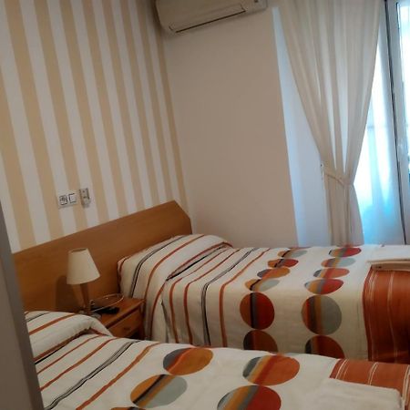 Pension Dominguez Madrid Exterior photo